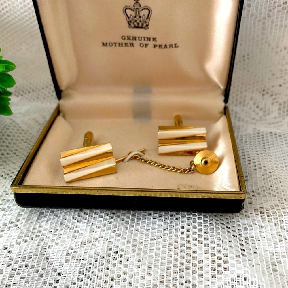 Men’s Vintage Mother of Pearl Inlaid Rectangular Gold toned Cuff Links.
